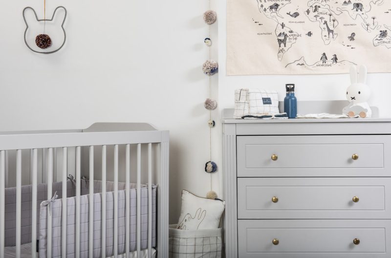 Lit bébé Opéra Gris Maison Charlotte - Ambiance 2